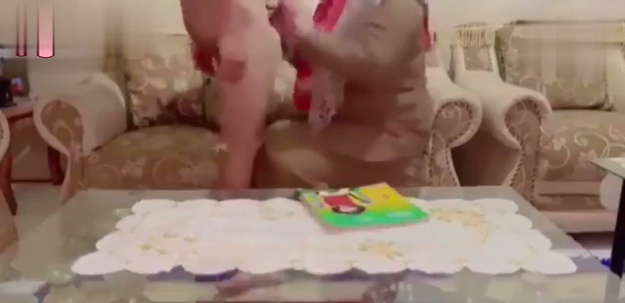 Gün gelen olgun kadınlardan birini ikna edip sikiyor