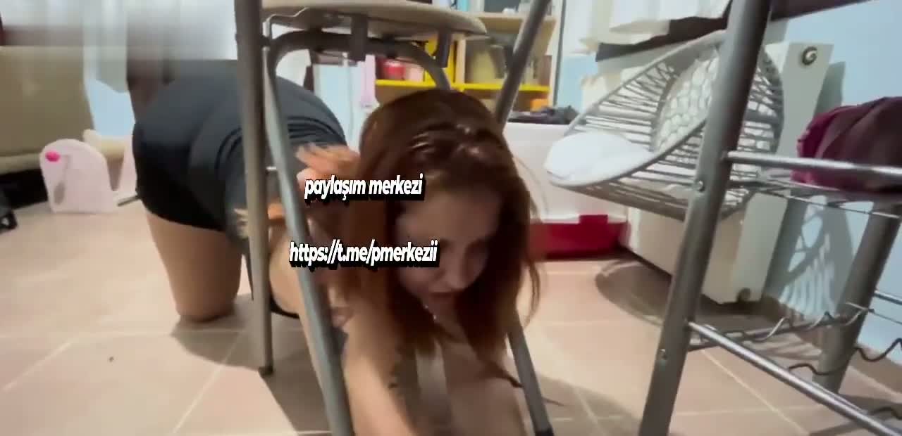 Egem Virtanen kelebek dövmeli kızla